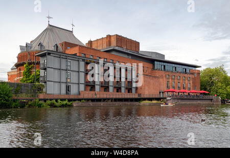 Una vista del Comitato RSC e Swan Theatre con il fiume Avon in primo piano. Foto Stock