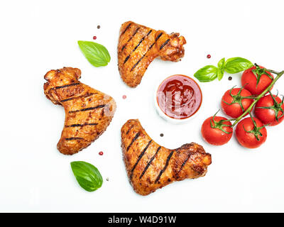 Grigliata di ali di pollo, rosso bbq sauce pomodori basilico spezie su sfondo bianco Foto Stock