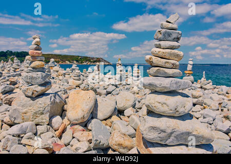 Costa di Camaret-sur-Mer in Francia con un sacco di torri di pietra Foto Stock