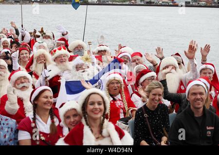 Copenhagen, Danimarca. 22 Luglio, 2019. Santa Clausole e Santa clausole prendere parte a una gita in barca. Decine di lunga barba bianca di uomini e donne di Natale che indossa a strisce rosse e bianche calze pagato la Sirenetta una visita prima di intraprendere un viaggio in barca attraverso la capitale danese. L'occasione per il colorato trambusto è il mondiale annua di Babbo Natale al Congresso, che avviene fino al 25.07.2019. (A dpa "Santa Claus congresso a Copenaghen") Credito: Steffen Trumpf/dpa/Alamy Live News Foto Stock