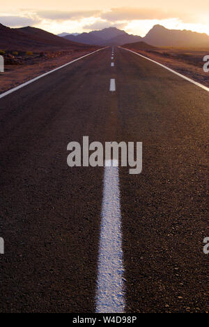Autostrada nel deserto, Egitto Foto Stock