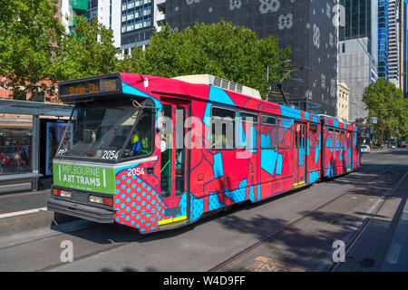 Melbourne Arts Tram n. 2054, disegnato dall'artista Stephen Baker, Elizabeth Street, Melbourne, Victoria, Australia Foto Stock