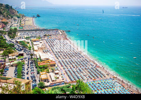 Bellissima vista di Vietri sul Mare, la prima cittadina sulla costa amalfitana, con il Golfo di Salerno, Campania Foto Stock