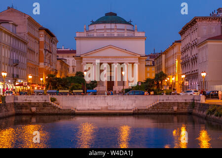 Una notte vista sulla Cattedrale Chiesa di San Antonio dal ponte di grado canal a Trieste, Italia Foto Stock