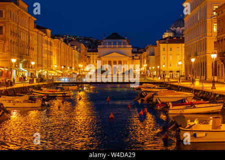 Una notte vista sulla Cattedrale Chiesa di San Antonio dal ponte di grado canal a Trieste, Italia Foto Stock