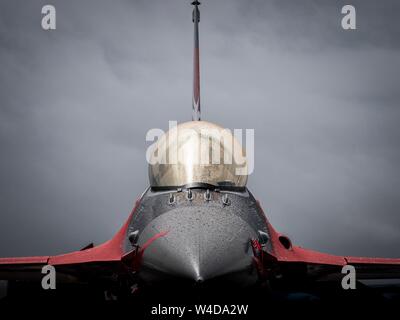 Il golden cockpit di un F-16 sotto la pioggia al Royal International Air Tattoo di Fairford, REGNO UNITO Foto Stock