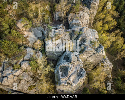 Hruba Skala è nel Paradiso Boemo. La pietra arenaria adiacente 'rock town' allungamento a castello Trosky, è una riserva naturale protetta dal 1998 Foto Stock