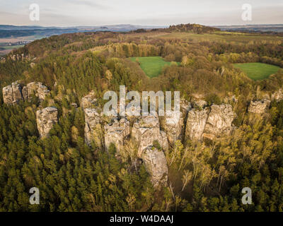 Hruba Skala è nel Paradiso Boemo. La pietra arenaria adiacente 'rock town' allungamento a castello Trosky, è una riserva naturale protetta dal 1998 Foto Stock