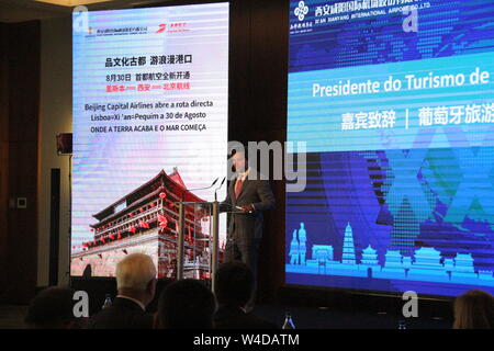 (190722) -- Lisbona, luglio 22, 2019 (Xinhua) -- Luis Araujo, presidente del portoghese delle autorità del turismo, offre un discorso in occasione di una conferenza stampa annunciando di riprendere i voli diretti tra la Cina e il Portogallo a Lisbona, Portogallo, luglio 22, 2019. Della Cina di capitale Airlines ha annunciato lunedì che si riprenderà i suoi voli diretti tra la Cina e il Portogallo a partire dal mese di agosto 30 con tre voli a settimana. Ambasciatore cinese al Portogallo Cai eseguire ha dichiarato in una conferenza stampa che qui la ripresa dei voli diretti tra la Cina e il Portogallo in occasione del quarantesimo anniversario della creazione della Foto Stock