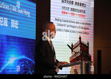 (190722) -- Lisbona, luglio 22, 2019 (Xinhua) -- Guo Hong, Vice Presidente del capitale delle compagnie aeree, rende un annuncio nel corso di una conferenza stampa annunciando di riprendere i voli diretti tra la Cina e il Portogallo a Lisbona, Portogallo, luglio 22, 2019. Della Cina di capitale Airlines ha annunciato lunedì che si riprenderà i suoi voli diretti tra la Cina e il Portogallo a partire dal mese di agosto 30 con tre voli a settimana. Ambasciatore cinese al Portogallo Cai eseguire ha dichiarato in una conferenza stampa che qui la ripresa dei voli diretti tra la Cina e il Portogallo in occasione del quarantesimo anniversario della creazione del bilater Foto Stock