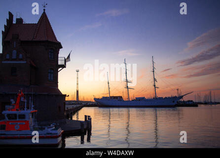 11 luglio 2019, Meclemburgo-Pomerania, Stralsund: la nave a vela "Gorch Fock I' giace durante la cosiddetta blue ora nel porto della citta'. La nave, costruita nel 1933, andato in Unione Sovietica in 1951 come un risarcimento e fu battezzata "Tovarishch' ('il compagno"). Dal 2003 si trova a Stralsund porto cittadino come un museo. Foto: Jens Büttner/dpa-Zentralbild/ZB Foto Stock