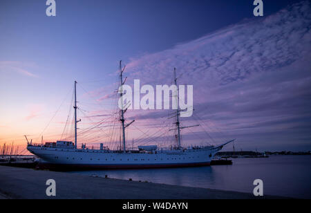 11 luglio 2019, Meclemburgo-Pomerania, Stralsund: la nave a vela "Gorch Fock I' giace durante la cosiddetta blue ora nel porto della citta'. La nave, costruita nel 1933, andato in Unione Sovietica in 1951 come un risarcimento e fu battezzata "Tovarishch' ('il compagno"). Dal 2003 si trova a Stralsund porto cittadino come un museo. Foto: Jens Büttner/dpa-Zentralbild/ZB Foto Stock