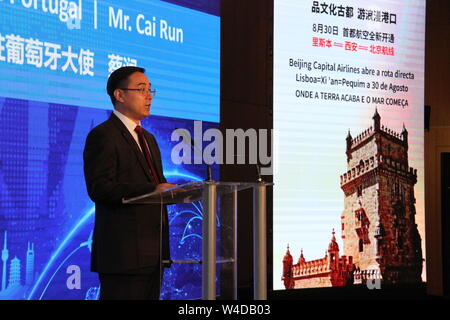 (190722) -- Lisbona, luglio 22, 2019 (Xinhua) -- Ambasciatore cinese al Portogallo Cai eseguire offre un discorso in occasione di una conferenza stampa annunciando di riprendere i voli diretti tra la Cina e il Portogallo a Lisbona, Portogallo, luglio 22, 2019. Della Cina di capitale Airlines ha annunciato lunedì che si riprenderà i suoi voli diretti tra la Cina e il Portogallo a partire dal mese di agosto 30 con tre voli a settimana. Ambasciatore cinese al Portogallo Cai eseguire ha dichiarato in una conferenza stampa che qui la ripresa dei voli diretti tra la Cina e il Portogallo in occasione del quarantesimo anniversario della creazione del diplomatico bilaterale Foto Stock