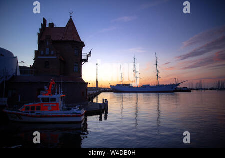 11 luglio 2019, Meclemburgo-Pomerania, Stralsund: la nave a vela "Gorch Fock I' giace durante la cosiddetta blue ora nel porto della citta'. La nave, costruita nel 1933, andato in Unione Sovietica in 1951 come un risarcimento e fu battezzata "Tovarishch' ('il compagno"). Dal 2003 si trova a Stralsund porto cittadino come un museo. Foto: Jens Büttner/dpa-Zentralbild/ZB Foto Stock