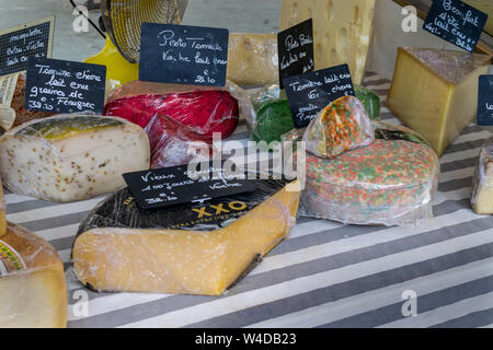 Una variopinta selezione di formaggi in vendita su un mercato francese in Lavardac Foto Stock