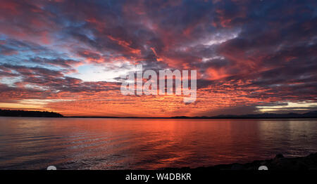 Il sole tramonta sulla Baia di Elliott a Seattle, Washington. Foto Stock