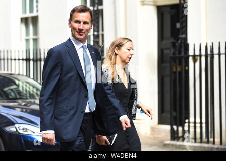 Londra, Regno Unito. 22 Luglio, 2019. Segretario degli esteri britannico Jeremy Hunt (L) arriva a Downing Street per un governo del comitato di emergenza Cobra riunione a Londra, Gran Bretagna, il 22 luglio 2019. Il primo ministro Theresa Maggio ha presieduto il governo del comitato di emergenza Cobra (Cabinet Office Briefing Room A) per ricevere gli aggiornamenti e discutere di sicurezza nell'area. Segretario degli esteri britannico Jeremy Hunt ha avvertito tardi venerdì che gravi conseguenze insorgerebbero se all'Iran il sequestro di un British-azionato petroliera non viene risolto rapidamente. Credito: Xinhua/Alamy Live News Foto Stock