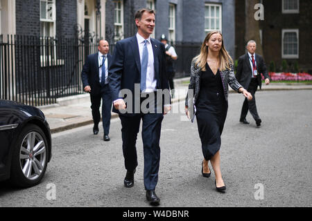 Londra, Regno Unito. 22 Luglio, 2019. Segretario degli esteri britannico Jeremy Hunt (L) lascia Downing Street dopo un governo del comitato di emergenza Cobra riunione a Londra, Gran Bretagna, il 22 luglio 2019. Il primo ministro Theresa Maggio ha presieduto il governo del comitato di emergenza Cobra (Cabinet Office Briefing Room A) per ricevere gli aggiornamenti e discutere di sicurezza nell'area. Segretario degli esteri britannico Jeremy Hunt ha avvertito tardi venerdì che gravi conseguenze insorgerebbero se all'Iran il sequestro di un British-azionato petroliera non viene risolto rapidamente. Credito: Xinhua/Alamy Live News Foto Stock