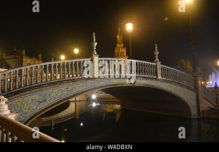 Una notte meravigliosa presso il Plaza de Espana in Siviglia, Spagna Foto Stock