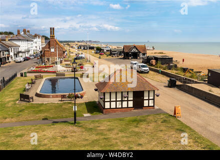 Vista di Aldeburgh il lungomare e la spiaggia Suffolk, con il Museo di Aldeburgh (discutibile Hall) in primo piano e guardando oltre a Thorpness nella distanza. Foto Stock