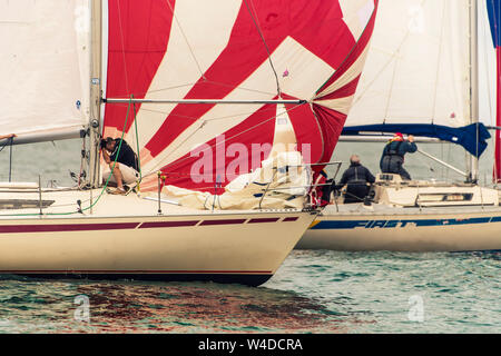 Sconvolto. Premuto velista seduto su un deck dopo aver terminato la corsa, stress e triste concetto. Foto Stock