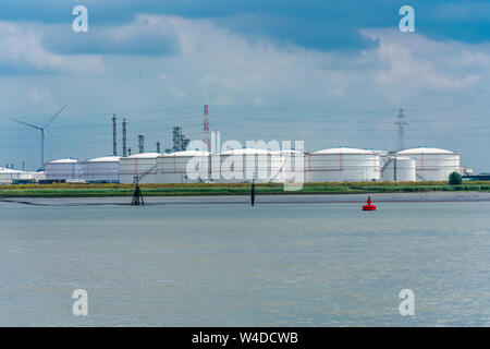 Oiltanking Stolthaven Anversa con una boa rosso in acqua Foto Stock