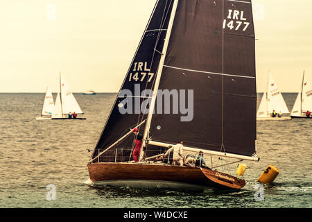 Arrotonda la boa. Barca a vela si avvicinò racing boa durante il club di vela regata vicino a Greystones, mare irlandese. Foto Stock