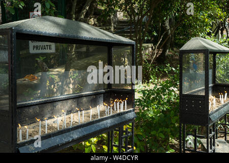 Candele votive vicino alla casa della Vergine Maria (turco: Meryemana evi o di Meryem Ana Evì, 'Maltri nella casa di Maria') in Turchia Foto Stock