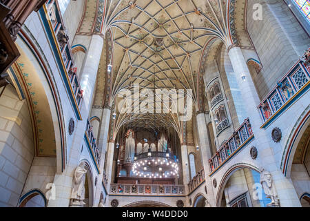 Wittenberg, Germania. 10 Luglio, 2019. Chiesa del castello in Lutherstadt Wittenberg. Nel 2017 il cinquecentesimo anniversario dell inizio della riforma è stata celebrata qui. Secondo la tradizione il riformista Martin Lutero è detto di avere fissato le sue 95 tesi contro la vendita delle indulgenze alla porta del castello di Wittenberg in chiesa il 31 ottobre 1517. La data è considerata come la data di inizio della riforma a livello mondiale ed è stata di 500 anni nel 2017. Credito: Jens Büttner/dpa-Zentralbild/ZB/dpa/Alamy Live News Foto Stock