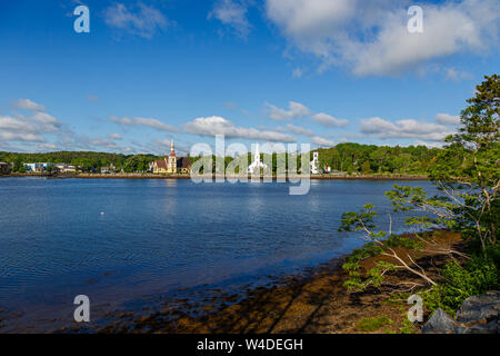 Tre chiese lungo il litorale di Mahone Bay, Nova Scotia, Canada. Foto Stock