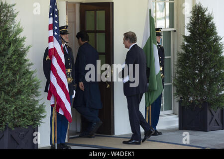 Washington, Distretto di Columbia, Stati Uniti d'America. 22 Luglio, 2019. Il Presidente degli Stati Uniti, Trump saluta il Primo Ministro della Repubblica islamica del Pakistan Imran Khan come egli arriva alla Casa Bianca a Washington DC, USA su luglio 22, 2019. Credito: Stefani Reynolds/CNP/ZUMA filo/Alamy Live News Foto Stock