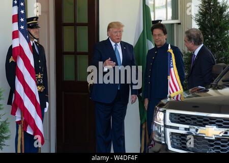 Washington, Stati Uniti d'America. 22 Luglio, 2019. Il Presidente degli Stati Uniti, Trump saluta il Primo Ministro della Repubblica islamica del Pakistan Imran Khan come egli arriva alla Casa Bianca a Washington DC, USA su luglio 22, 2019. Credito: Stefani Reynolds/CNP | Utilizzo di credito in tutto il mondo: dpa/Alamy Live News Foto Stock