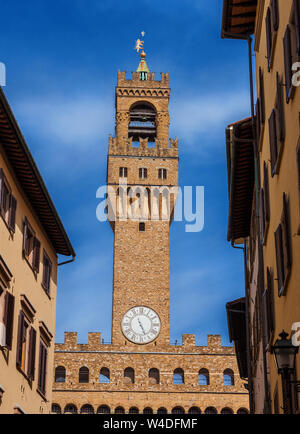 Palazzo Vecchio clocktower, la bellissima Firenze town hall eretta nel XIV secolo ed è stato progettato dal famoso architetto medievale un Foto Stock