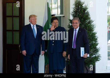 Il Presidente degli Stati Uniti, Trump saluta il Primo Ministro della Repubblica islamica del Pakistan Imran Khan come egli arriva alla Casa Bianca a Washington DC, USA su luglio 22, 2019. Credito: Stefani Reynolds/CNP /MediaPunch Foto Stock