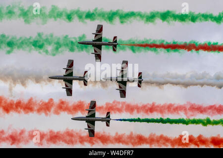 La forza aerea italiana purché il evidenziare per molti nel chiudere le formazioni, mostre personali e fumo-bandiera lo streaming dei dieci Aermacchi A-339A a RAF Fairford, Gloucestershire, UK. Il 21 luglio 2019. Foto Stock