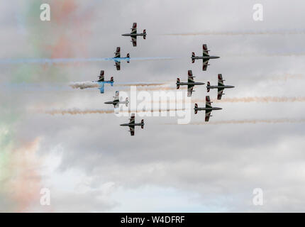 La forza aerea italiana purché il evidenziare per molti nel chiudere le formazioni, mostre personali e fumo-bandiera lo streaming dei dieci Aermacchi A-339A a RAF Fairford, Gloucestershire, UK. Il 21 luglio 2019. Foto Stock