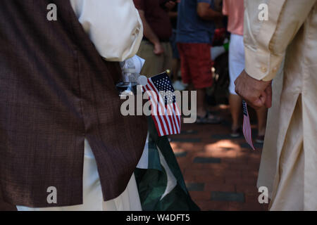 Washington DC, Stati Uniti d'America. Xix oct, 2017. Le persone si radunano per accogliere il Primo Ministro Imran Khan dal Pakistan alla Casa Bianca per la sua visita con Donald Trump. Credito: Allison cena/ZUMA filo/Alamy Live News Foto Stock