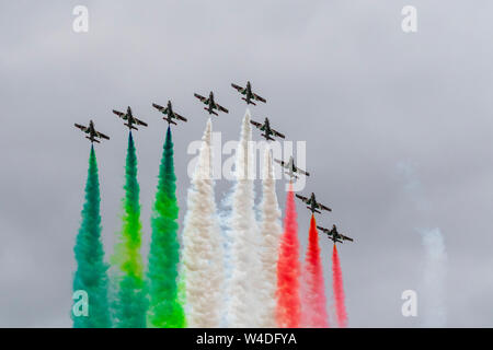 La forza aerea italiana purché il evidenziare per molti nel chiudere le formazioni, mostre personali e fumo-bandiera lo streaming dei dieci Aermacchi A-339A a RAF Fairford, Gloucestershire, UK. Il 21 luglio 2019. Foto Stock