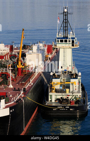 Chiatta Carburante & rimorchiatore, Valdez, Prince William Sound, Alaska, STATI UNITI D'AMERICA Foto Stock