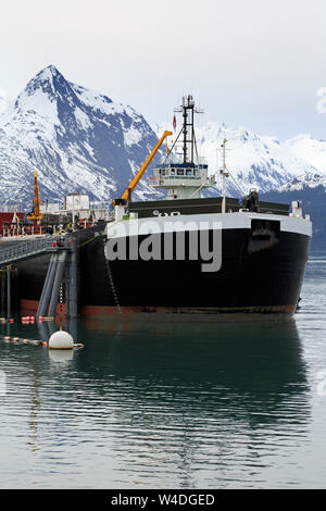 Chiatta Carburante & rimorchiatore, Valdez, Prince William Sound, Alaska, STATI UNITI D'AMERICA Foto Stock