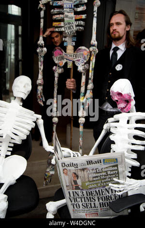 Luglio 19th. Kensington, London.'Media, dire la verità' requiem azione fuori Northcliffe House, casa del Daily Mail e altri giornali, per disegnare un Foto Stock