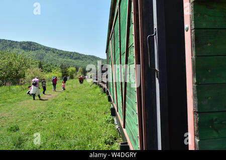 Il vecchio carro in attesa per i suoi passeggeri - storica ferrovia di montagna Foto Stock