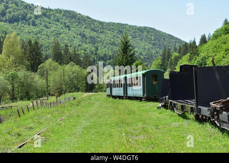 Vecchio vagone del treno sulla ferrovia di montagna Foto Stock