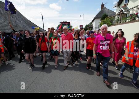 Jeremy Corbyn si unisce alla marcia annuale attraverso Tolpuudle 21 luglio 2019. Jeremy Corbyn, leader laburista marzo attraverso il villaggio di Tolpuddle come parte dei martiri Tolpuddle Festival. Una celebrazione di Tolpuddle i lavoratori agricoli e di una formazione di una precoce associazione condurrebbe alla nascita dei sindacati. Corbyn era unita da Shadow istruzione Segretario Angela Rayneri. Foto Stock