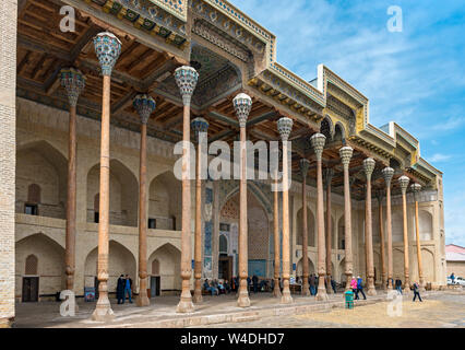 Facciata del bolo Hauz (Bolohovuz o Bolo Haouz) Moschea, Bukhara, Uzbekistan Foto Stock