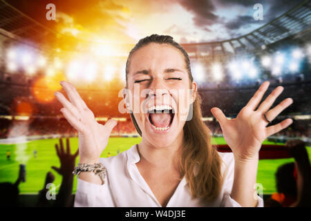 Il calcio di scena a notte corrisponde con il tifo tifosi allo stadio Foto Stock