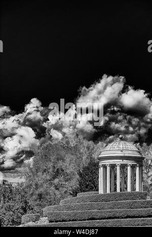 Architettura neoclassica e il paesaggio in Vicenza. Monopteros tempio eretto nel 1820 in Querini parco pubblico (in bianco e nero con spazio copia abov Foto Stock