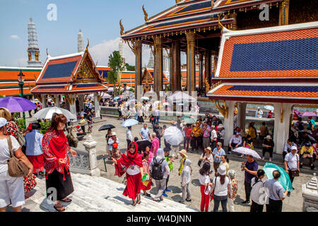 Migliaia di turisti sciame il Wat Phra Kaew, il Tempio del Buddha di Smeraldo ogni giorno a Bangkok, in Thailandia. Foto Stock
