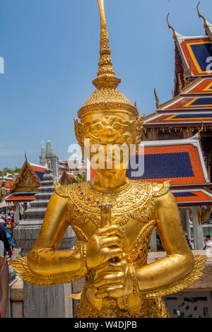 Un mitologico Yakshas dorata protegge il Tempio del Buddha di smeraldo al Grand Palace a Bangkok, in Thailandia. Foto Stock