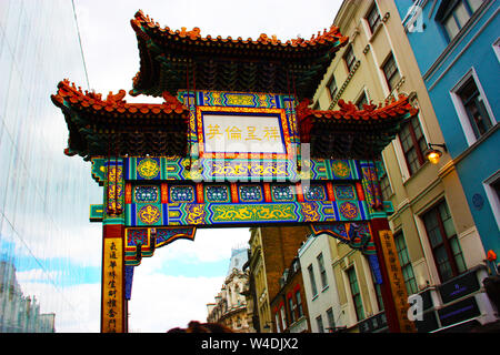 La colorata arco di entrata a Chinatown a Londra, nel tipico quartiere pittoresco, nel Regno Unito Foto Stock